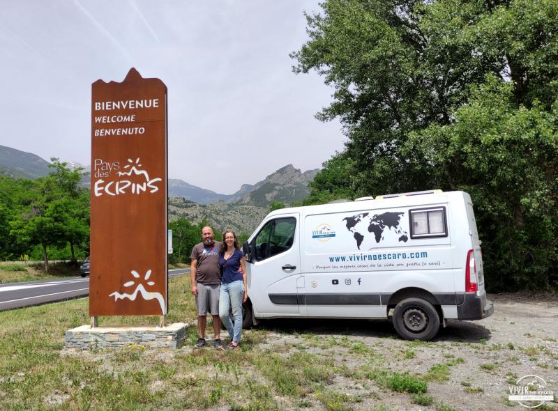 Furgoneta camper en el Pays des Ecrins (Alpes, Francia)
