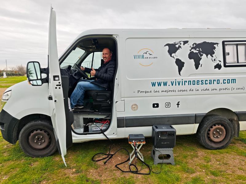 Bluetti Charger 2 en una furgoneta camper