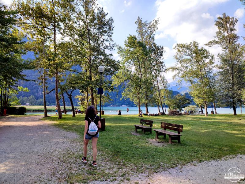 Parque del Lago di Cavazzo con bancos y merenderos (Italia)