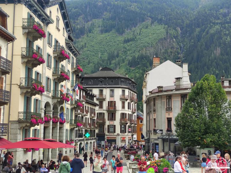 Calle de tiendas en Chamonix (Francia)