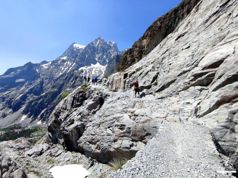 Camino pedregoso al Glaciar Blanco (Alpes, Francia)
