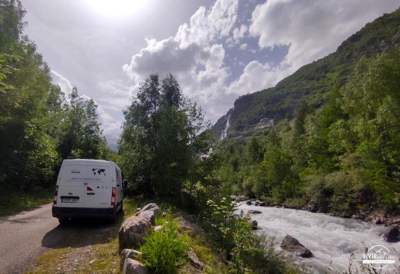 Camper en Ecrins entre Freissinieres y Dormillouse (Francia)
