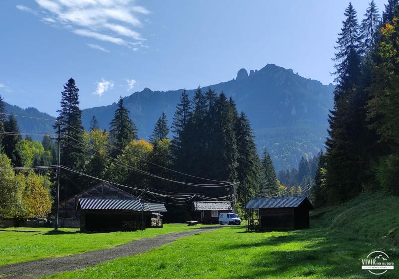 Camping con valla electrificada en los Cárpatos (Rumanía)