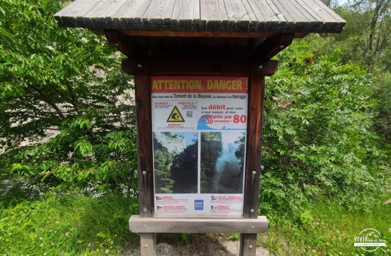 Cartel peligro río por centrales hidroeléctricas (Francia)