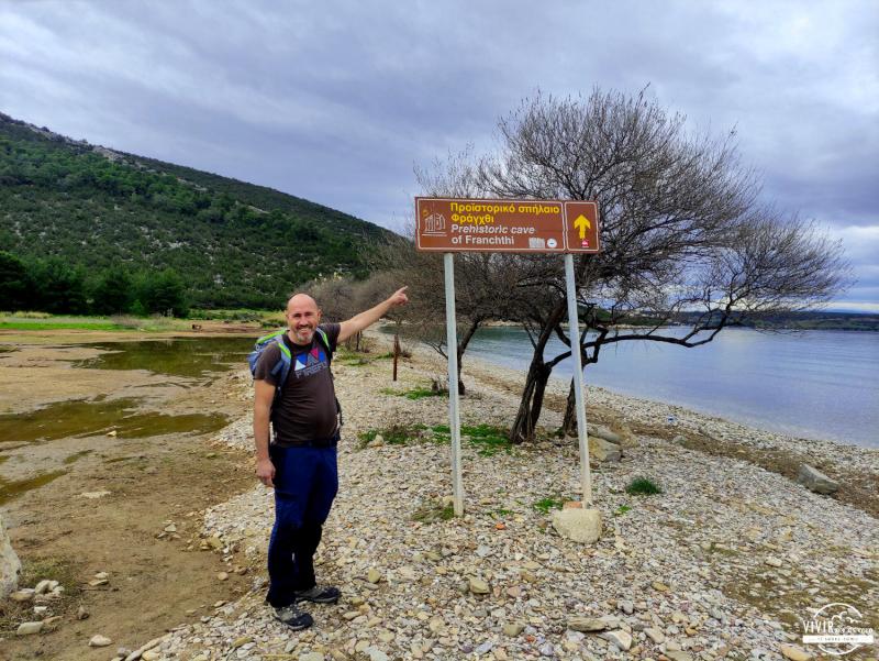 Cartel inicio ruta a la Cueva prehistórica Franchti Cave (Peloponeso, Grecia)