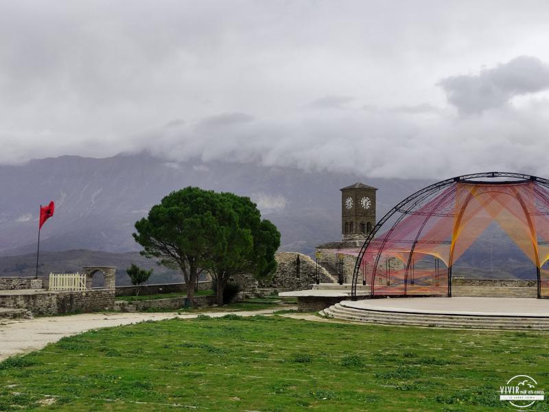 Gjirokaster: escenario festival folclórico del castillo (Albania)