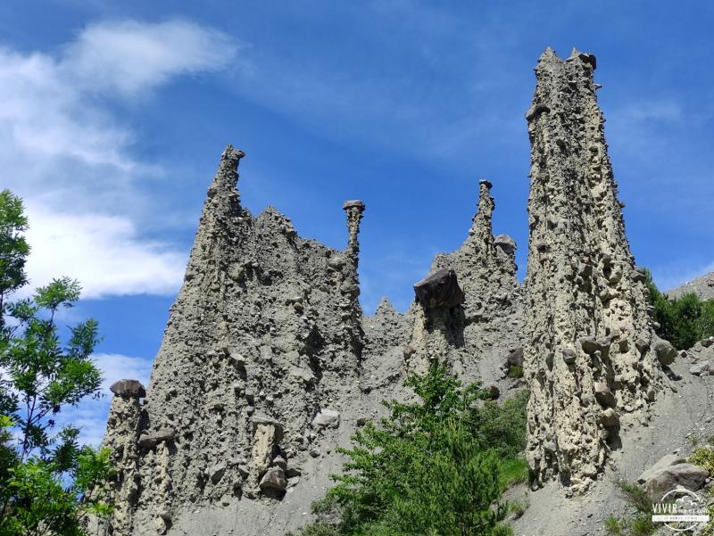 Chimeneas de hadas o Demoiselles coiffées en el Lago de Serre-Ponçon (Francia)