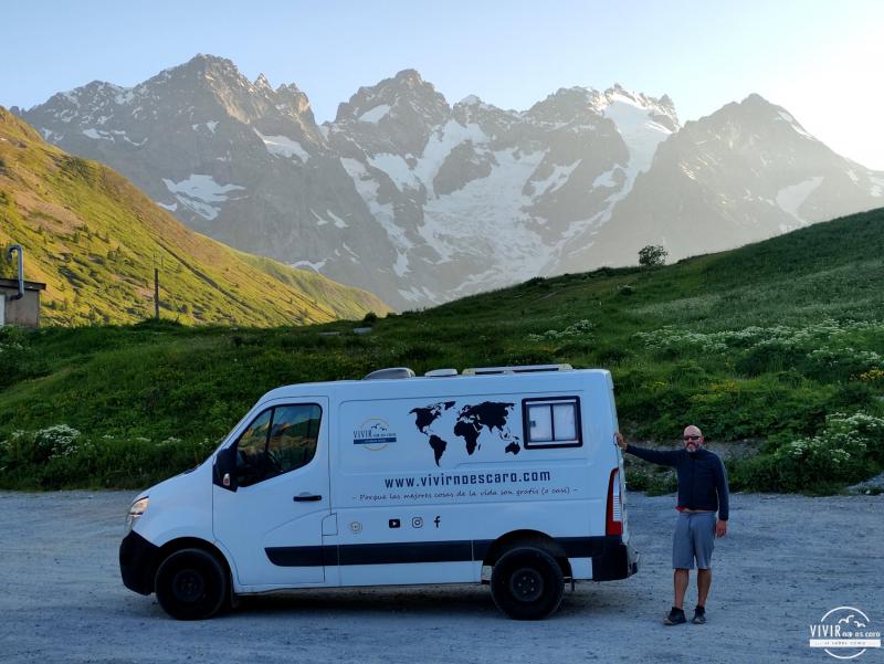 Nuestra camper en el Col du Lautaret (Ecrins, Francia)