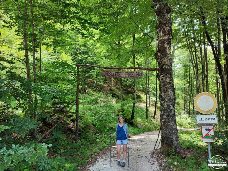 Comienzo de la ruta a la Cascada del Arzino (Friuli-Venecia Julia, Italia)