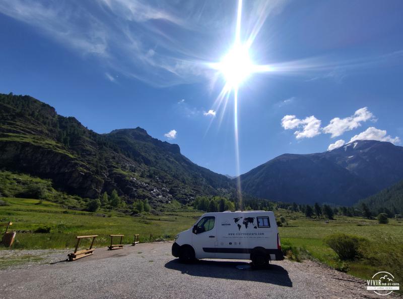 Nuestra furgoneta camper en el parking de la Cascada de Razis (Crévoux, Francia)