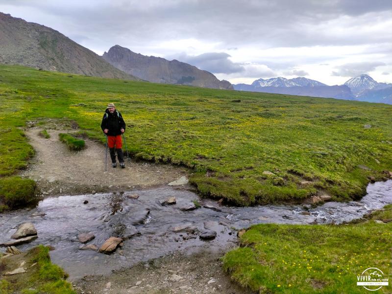 Río en la ruta al Lac de l'Oule (Ecrins, Serre-Chevalier, Francia)