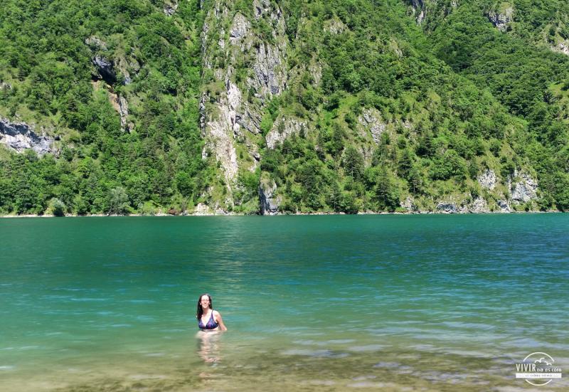 Baño en Dolomitas en el Lago del Mis (Belluno, Italia)