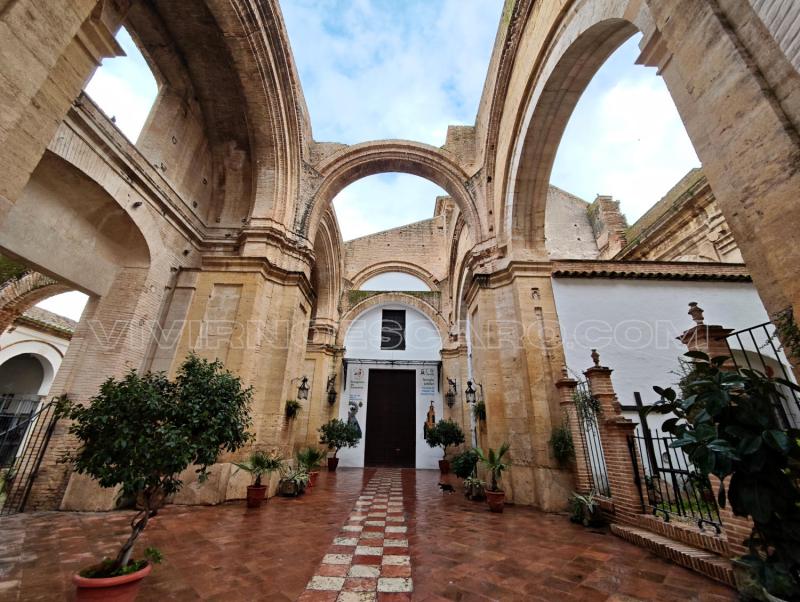 Écija: patio de la Iglesia de Santa Cruz