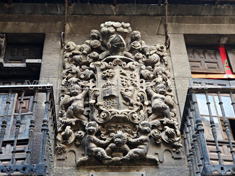 Mutriku: escudo en un palacio