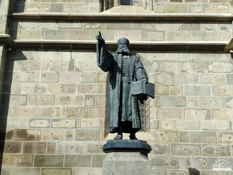 Estatua de&nbsp;Johannes Honterus frente a la Iglesia Negra de Brasov