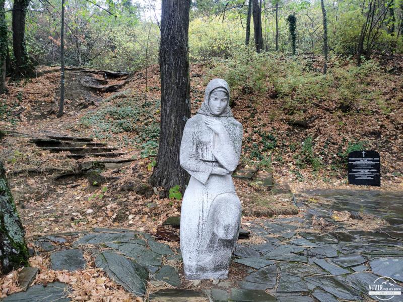 Escultura cementerio de la Iglesia dorada rusa de Shipka