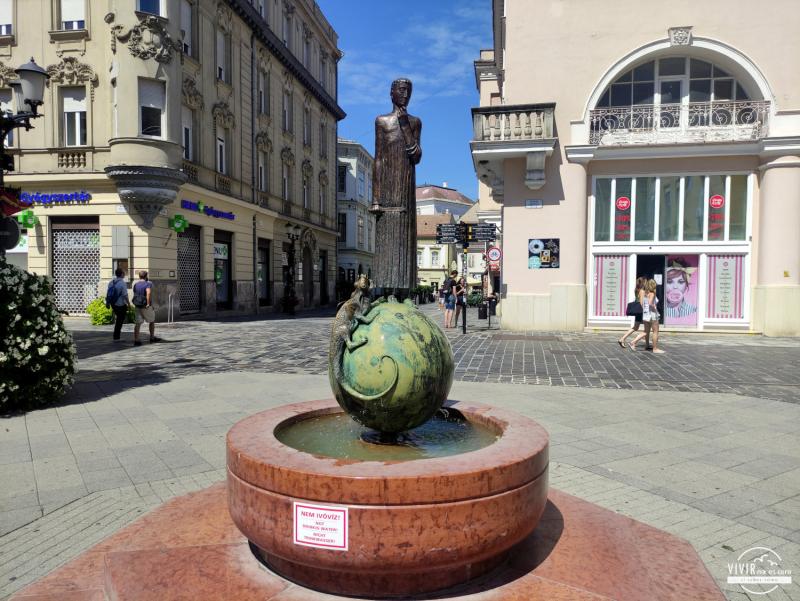 Escultura mundo y lagarto en Györ (Hungría)