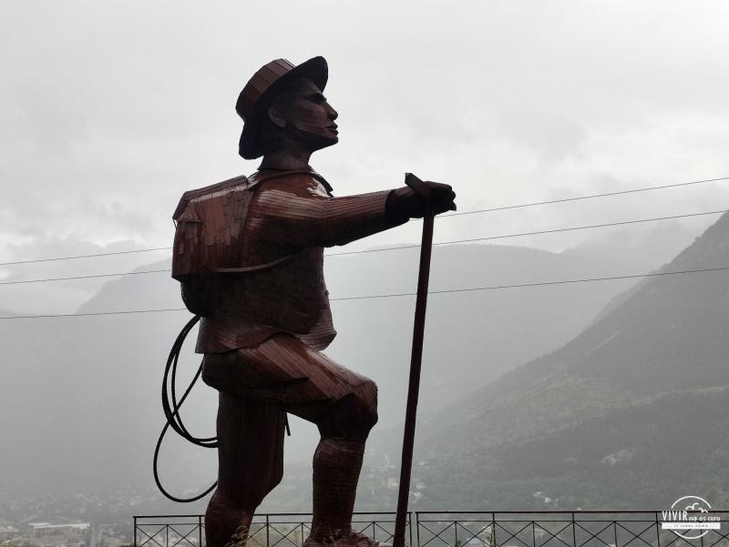 Estatua en honor a Edward Whymper en Ecrins