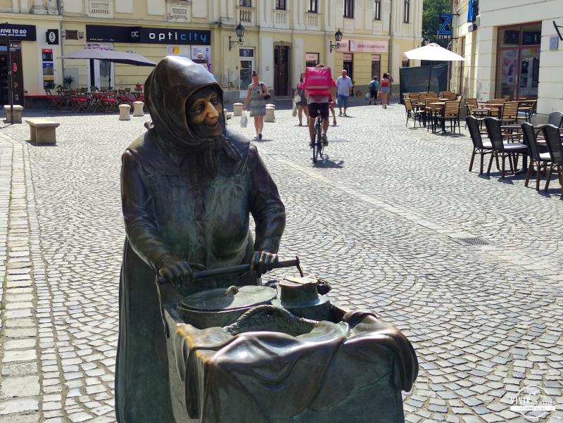 Estatua&nbsp;Aunt Kati statue (La Tía Kati) en SZÉKESFEHÉRVÁR (Hungría)