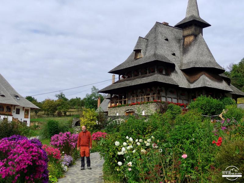 Flores en el Monasterio de Barsana (Maramures, Rumanía)