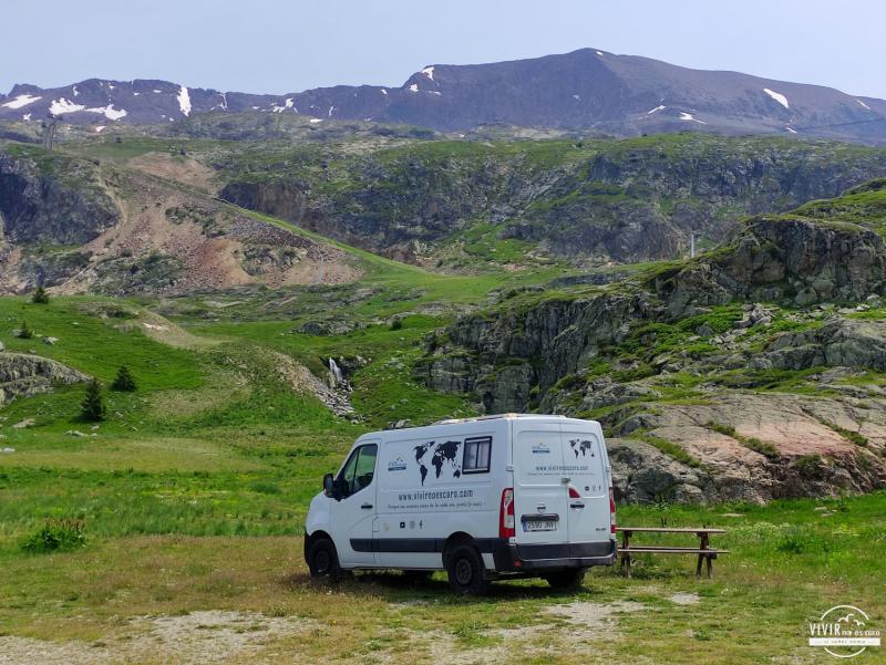 Furgoneta camper en los Alpes d'Huez (Alpes, Francia)
