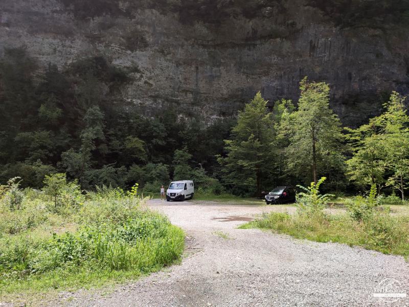 Furgoneta camper en el parking de la Grotta dei Pagani (Italia)