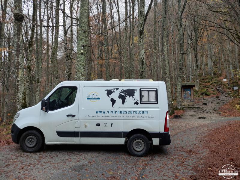 Furgoneta camper en el Parking de la ruta a la Cueva de Ivan Rilski (Bulgaria)