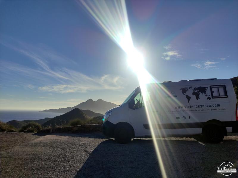 Furgoneta camper en el Cabo de Gata (Almería)