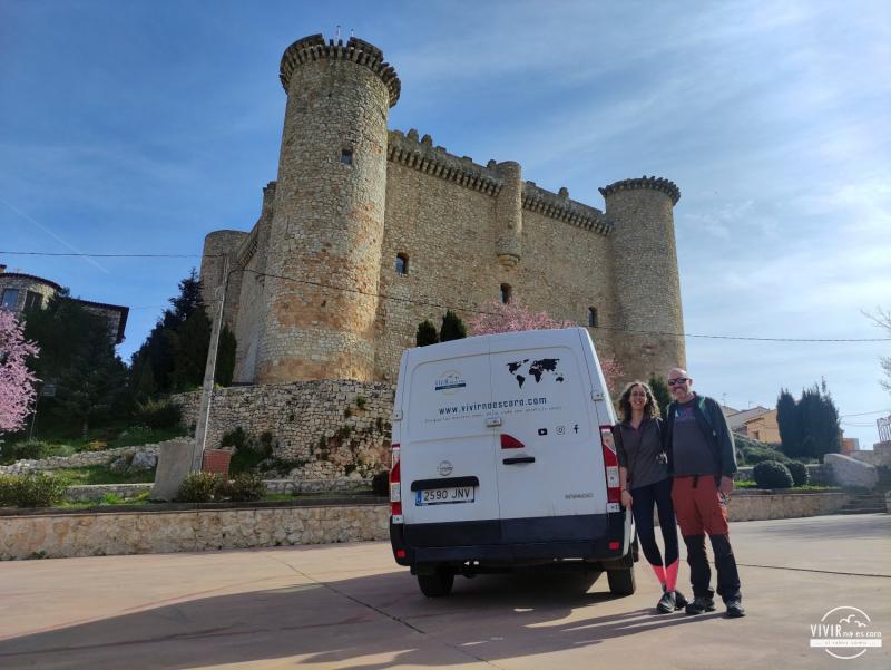 Furgoneta camper en el parking del Castillo de Torija (Guadalajara)