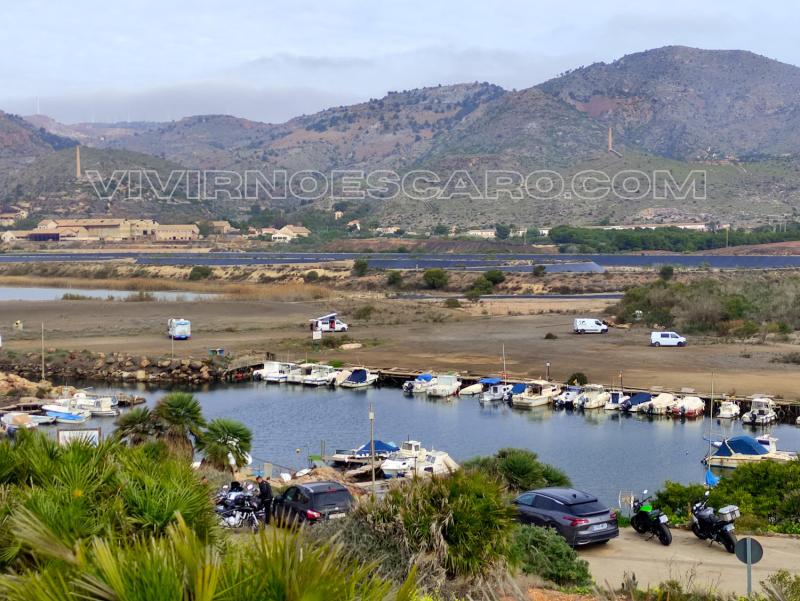 Furgonetas camper y autocaravanas en la Bahía de Portmán