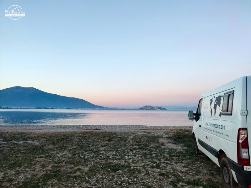 Furgoneta camper en playa del Peloponeso (Grecia)