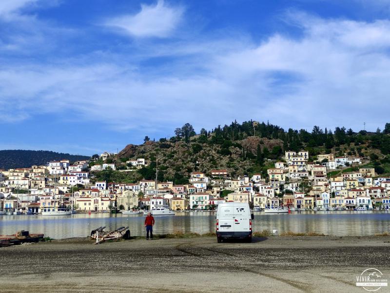 Furgoneta camper frente a Poros (Grecia)