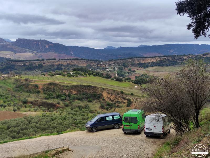 Furgonetas camper bajo el Puente Nuevo de Ronda (Málaga) 