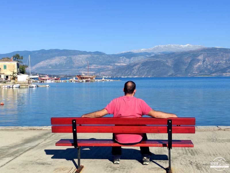 Galaxidi: banco en la Plazaz Hirolakas (Grecia)