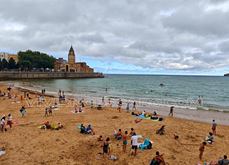 Gijón: Playa de San Lorenzo con Cimadevilla al fondo