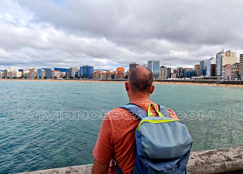 Gijón: vista del paseo marítimo del muro