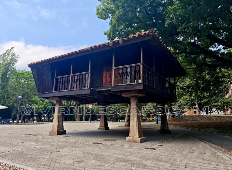 Avilés: hórreo en la Plaza Carbayedo