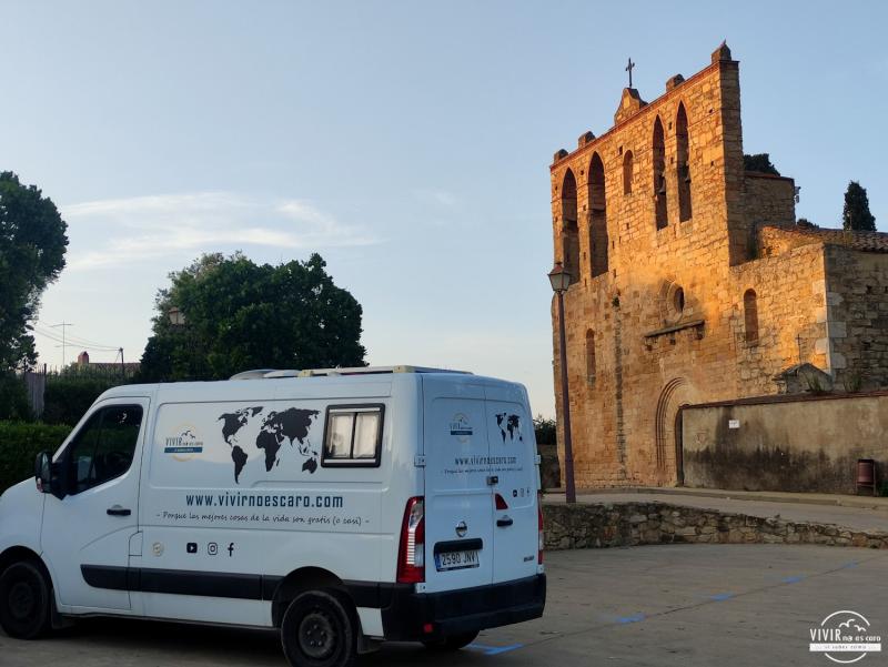 Furgoneta camper aparcar en Peratallada (Gerona)
