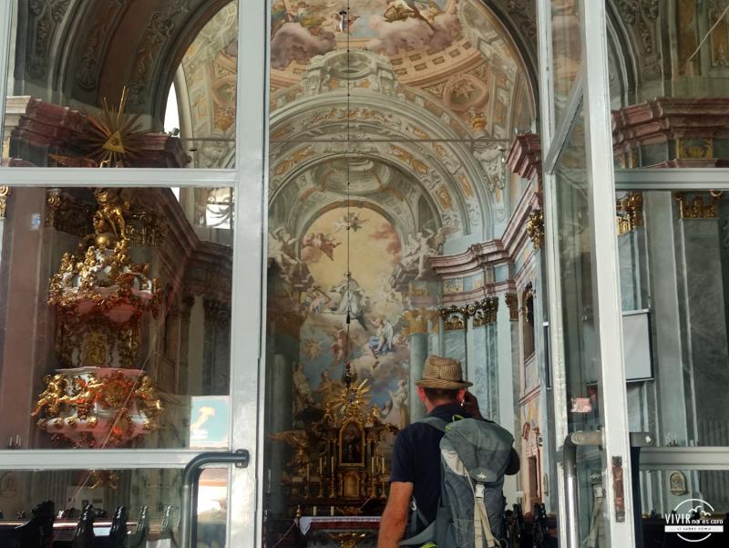 Interior de la Iglesia cisterciense de SZÉKESFEHÉRVÁR (Hungría)