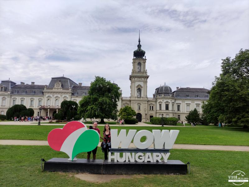Keszthely letrero WOW Hungary frente al Palacio de Festetics
