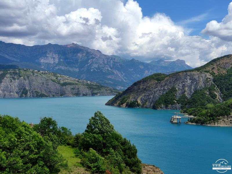 El Lago Serre-Ponçon (Alpes del Sur, Francia)