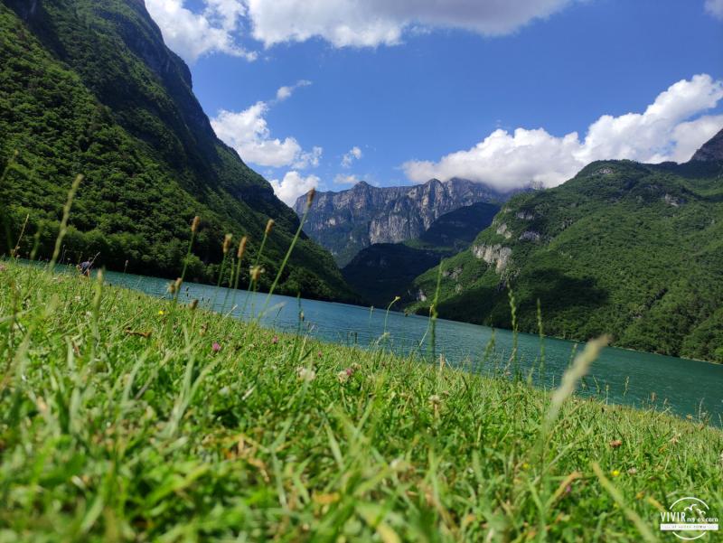 Lago del Mis en Dolomitas (Italia)