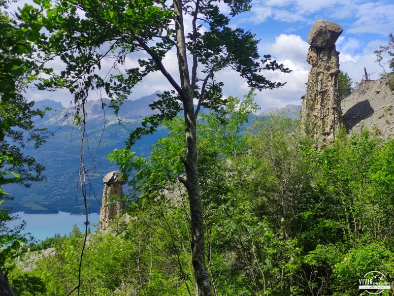 Chimeneas de hadas o Demoiselles coiffées en el Lago de Serre-Ponçon (Francia)