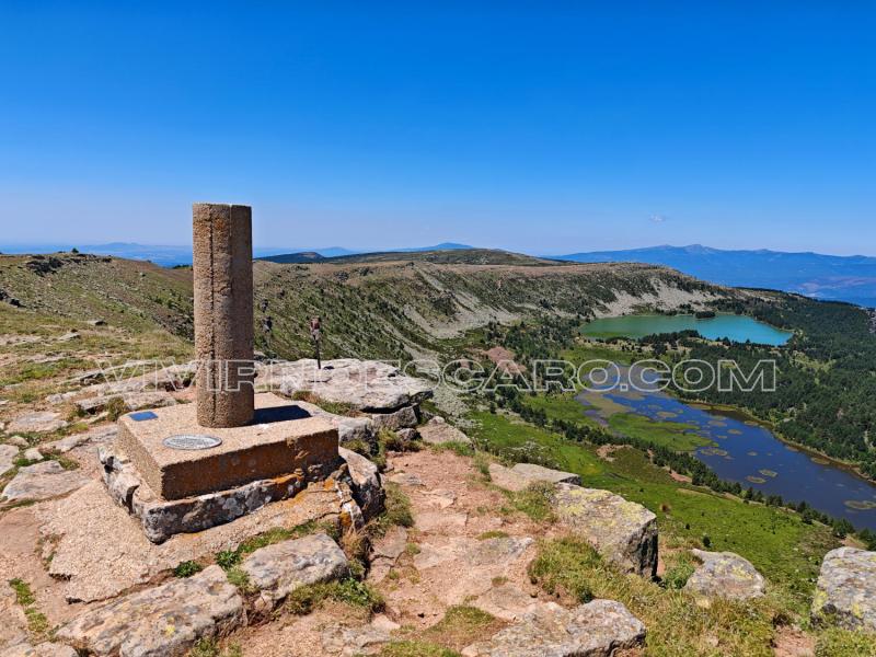 Vértice geodésico en las Lagunas de Neila (Burgos)