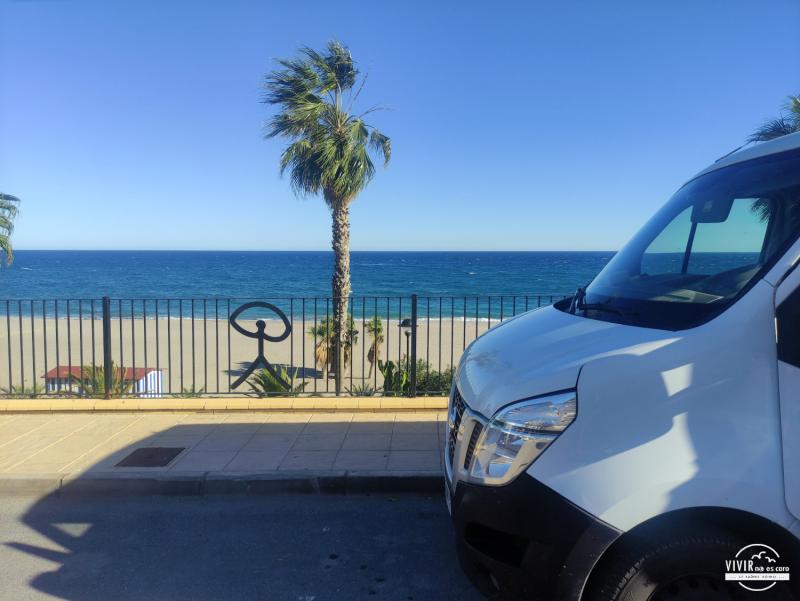 Furgoneta camper frente a la Playa de las Ventanicas (Mojácar)