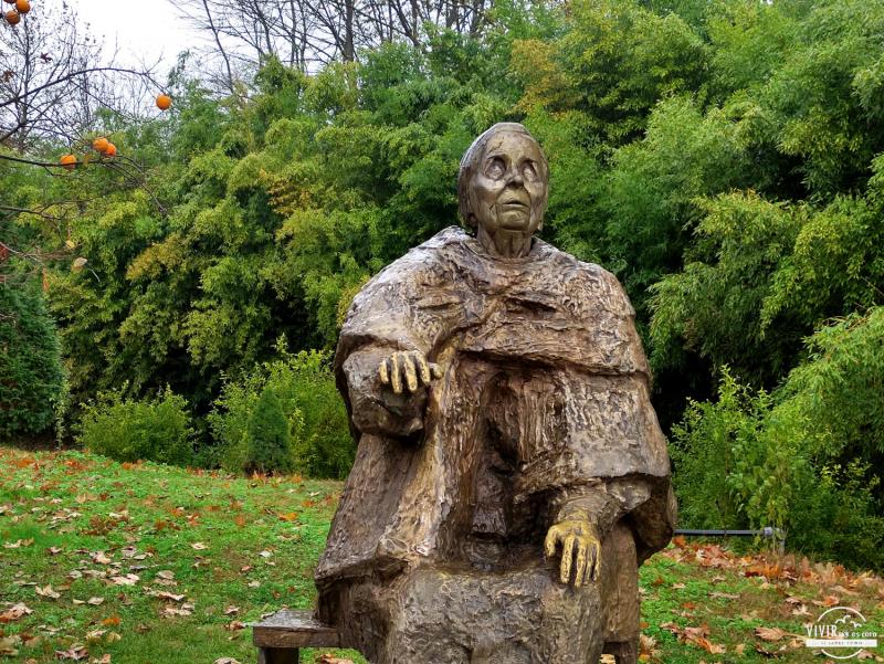 Estatua en honor a la vidente Baba Vanga (Rúpite, Bulgaria)