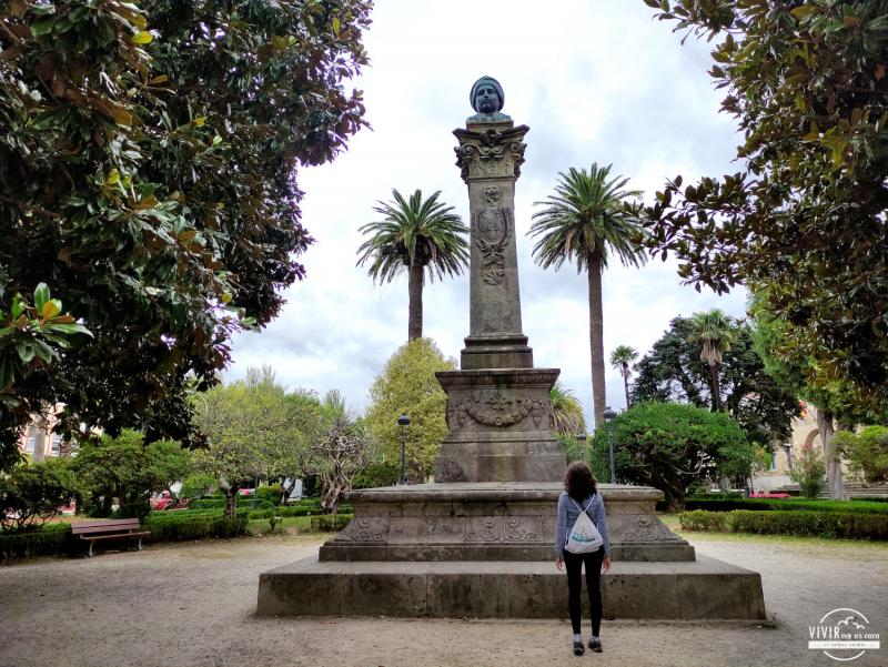 Monumento Felipe Castro en Noia (A Coruña)