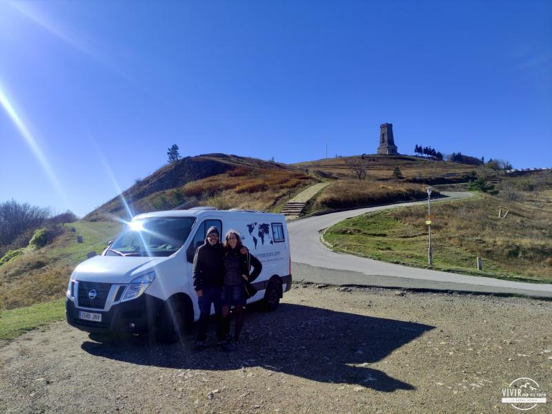Furgoneta camper en el Monumento a la Libertad de Shipka (Bulgaria)