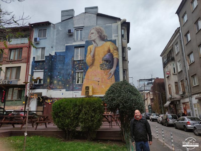 Street art Mural graffiti Chica con casco by Stern (Sofía, Bulgaria)