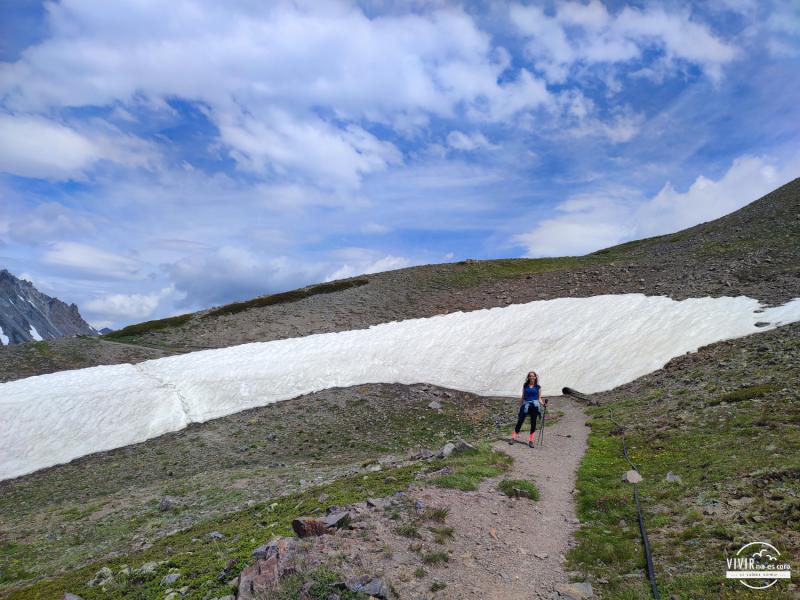 Nieve en la ruta al Lac de l'Oule en el Col du Granon (Alpes, Francia)